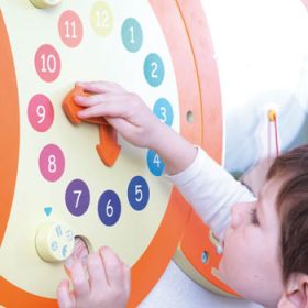 Wandelement Raupe Uhr-image